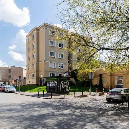 Studio Nowolipki, Central Location